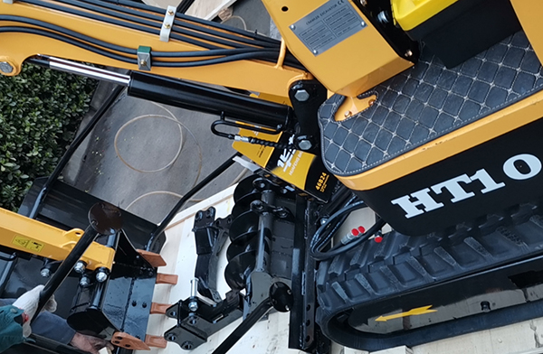 HT10小型挖掘機發往加拿大