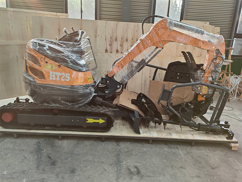 HT25小型挖掘機發往法國